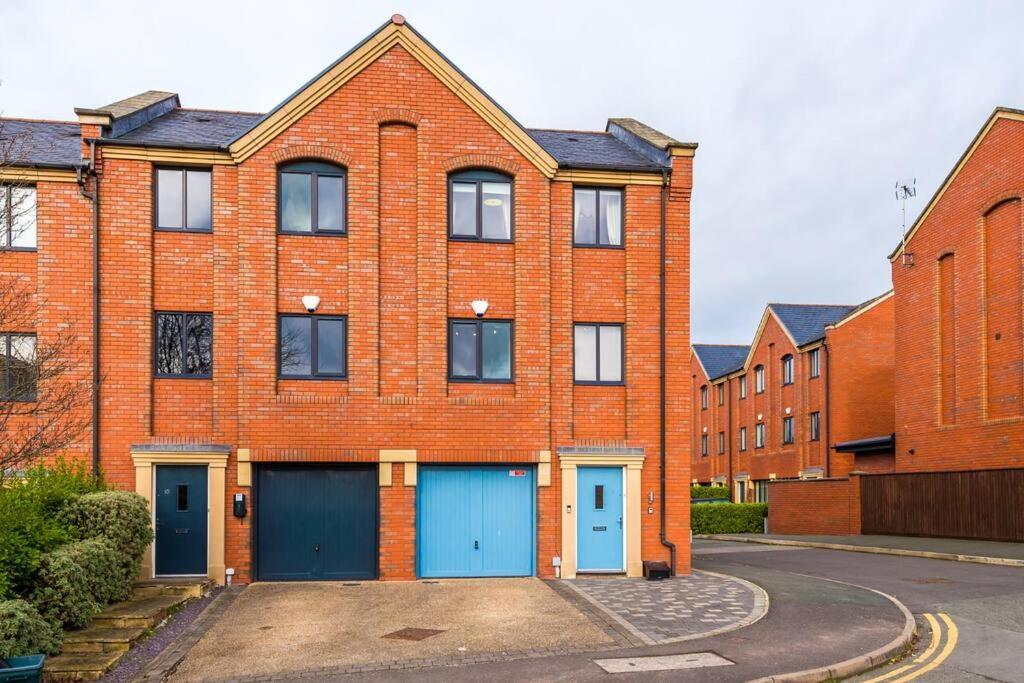 Stylish Townhouse Chester City Centre With Parking Exterior photo