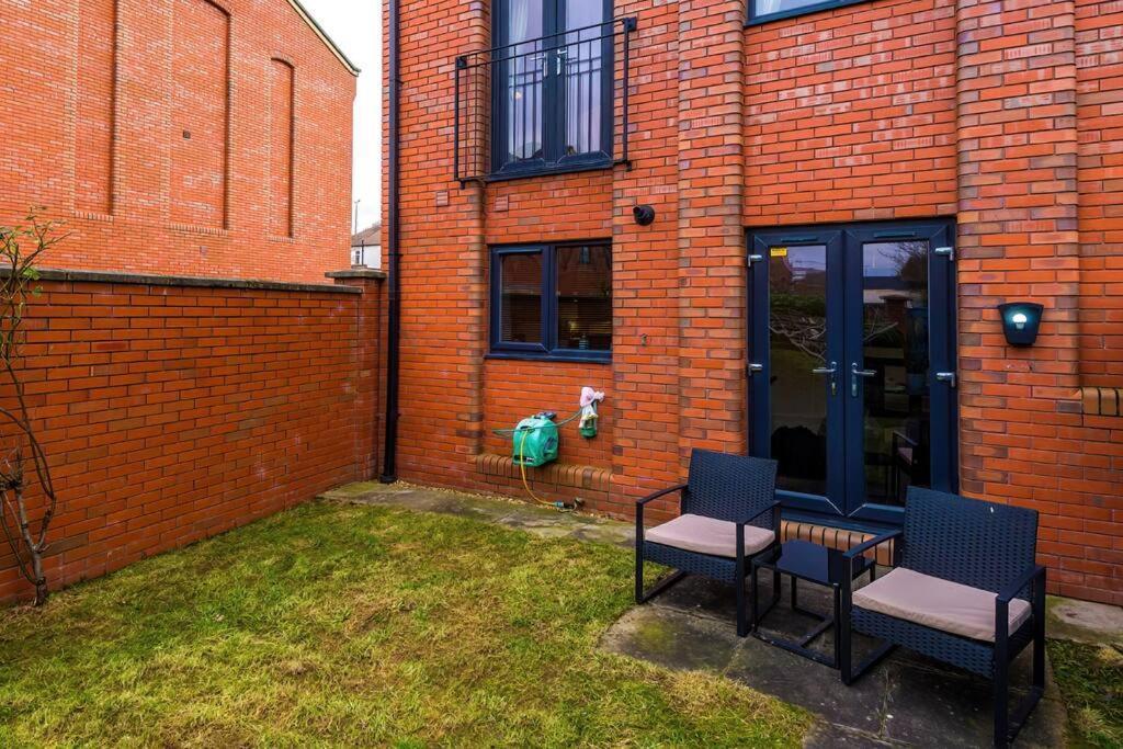 Stylish Townhouse Chester City Centre With Parking Exterior photo