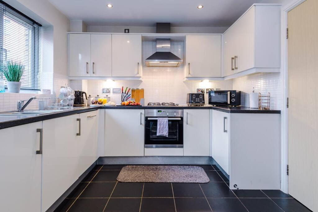 Stylish Townhouse Chester City Centre With Parking Exterior photo